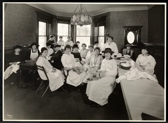 Ein Frauen-Nähkreis an der nordöstlichen Ecke der 88th Street und West End Avenue, New York, 1920 (Silbergelatineabzug)
